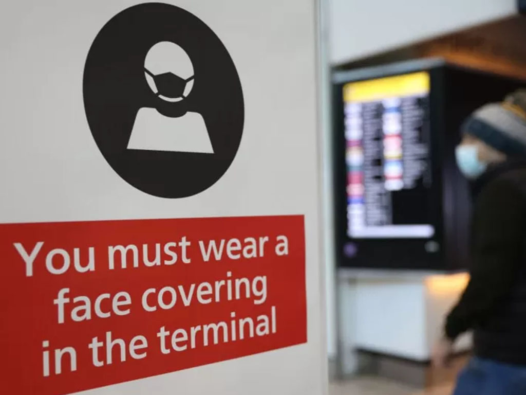 wajib pakai masker dipasang di Bandara Heathrow London