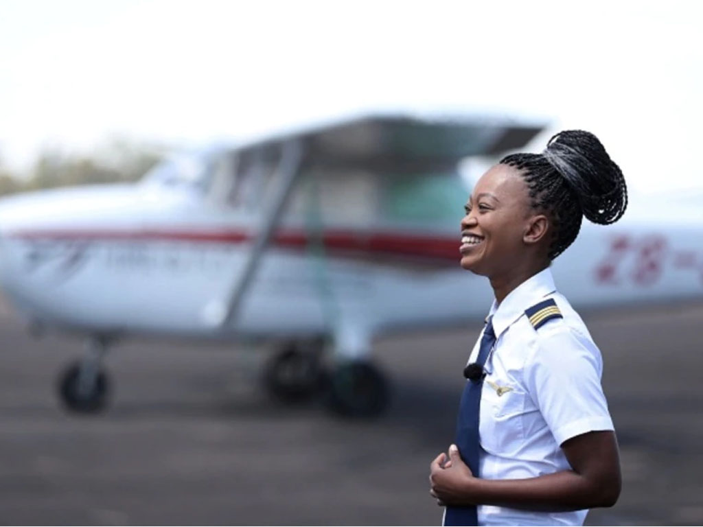 pilot perempuan muda Afrika