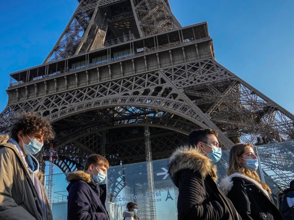 warga pakai masker dekat eifel