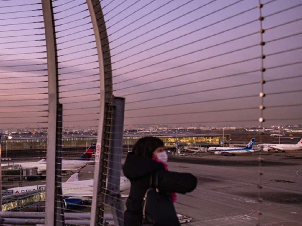 seorang wanita di bandara haneda