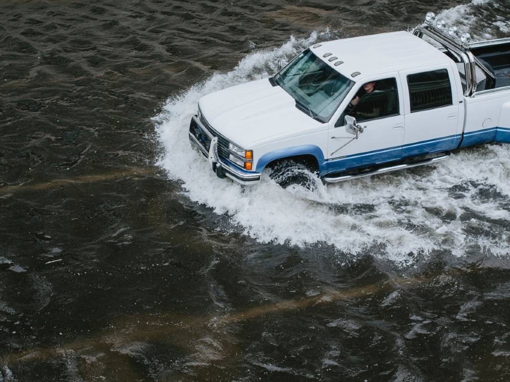 Tips Menerjang Banjir dengan Mobil