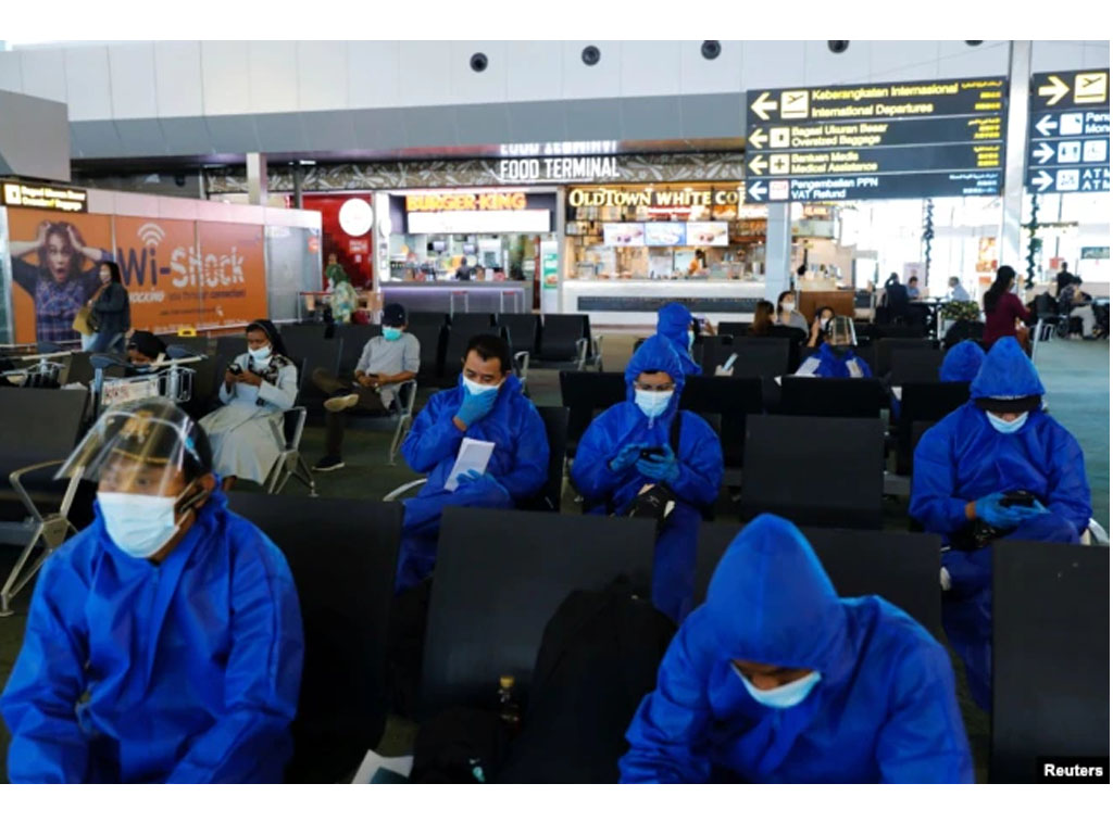 pelancong di bandara soetta