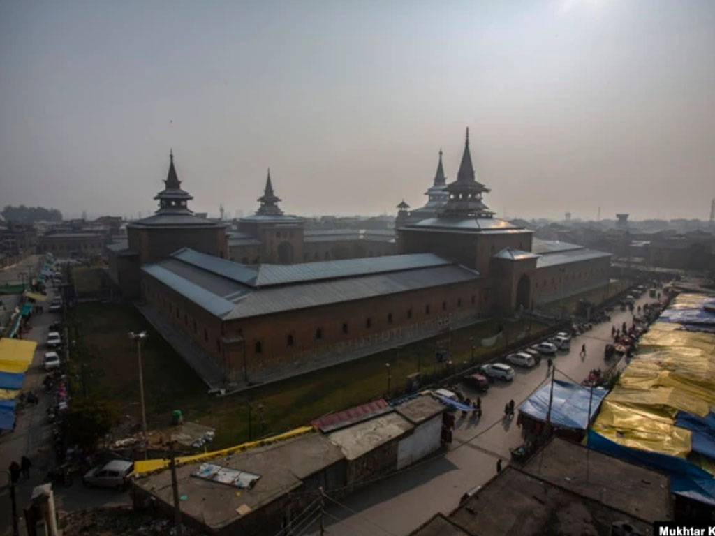 warga di depan Masjid Agung di Srinagar