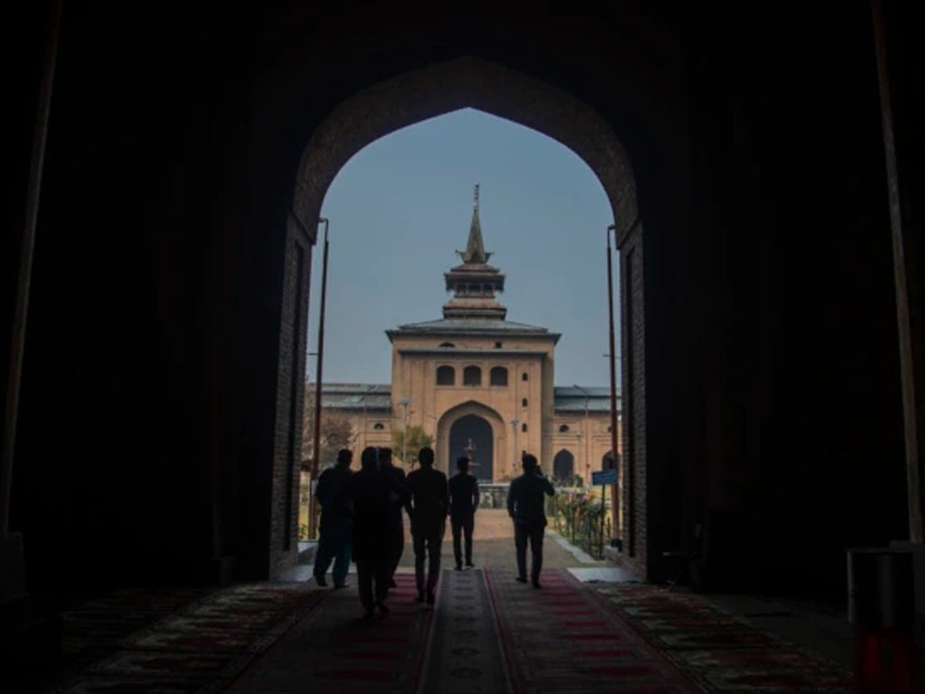 turis di Masjid Agung Srinagar