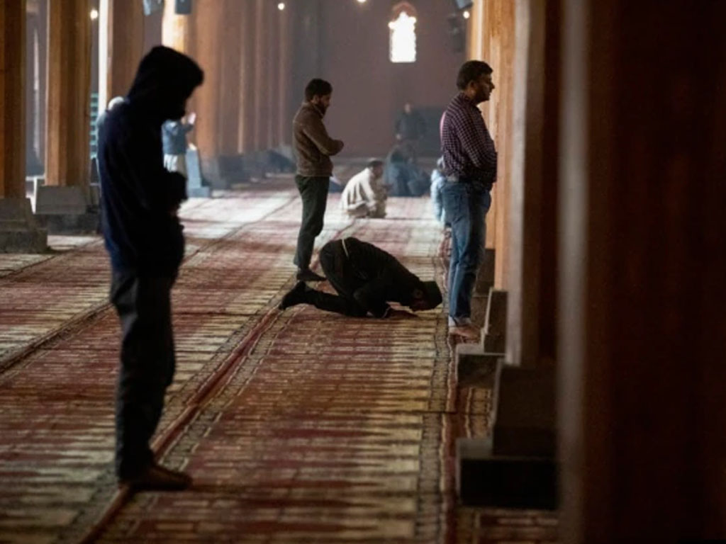 pria salat di Masjid Agung di Srinagar