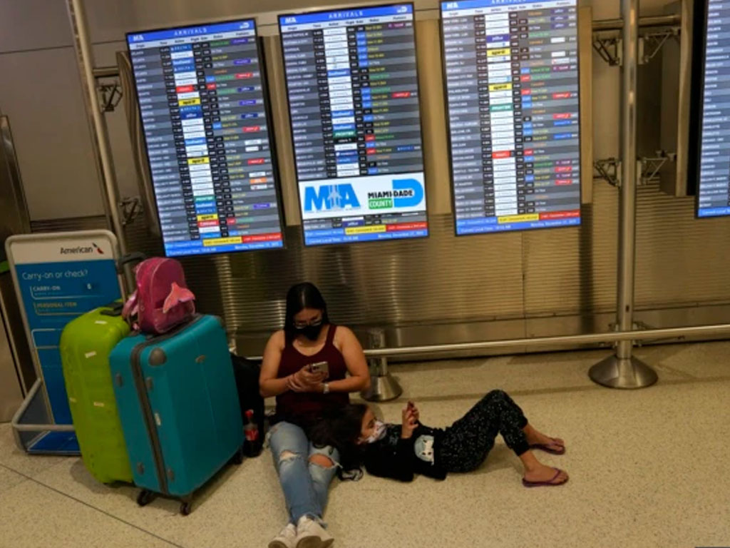 seorang perempuan di bandara miami