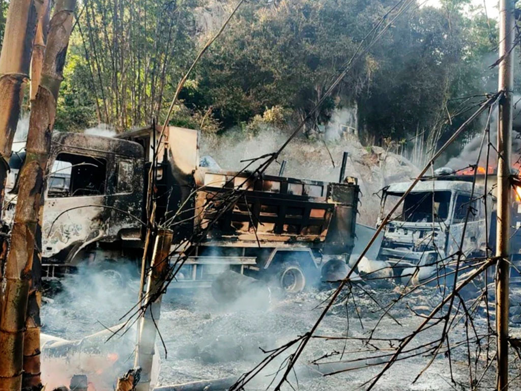 kendaraan yang terbakar di myanmar