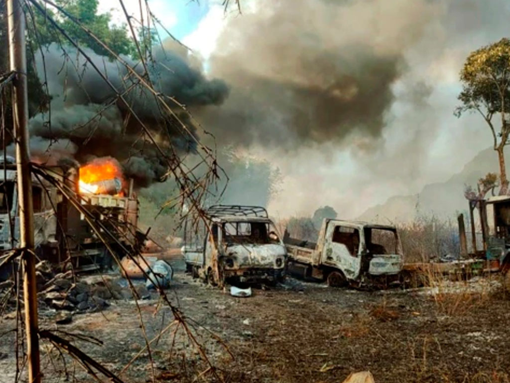 kendaraan yang terbakar di wilayah Hpruso myanmar