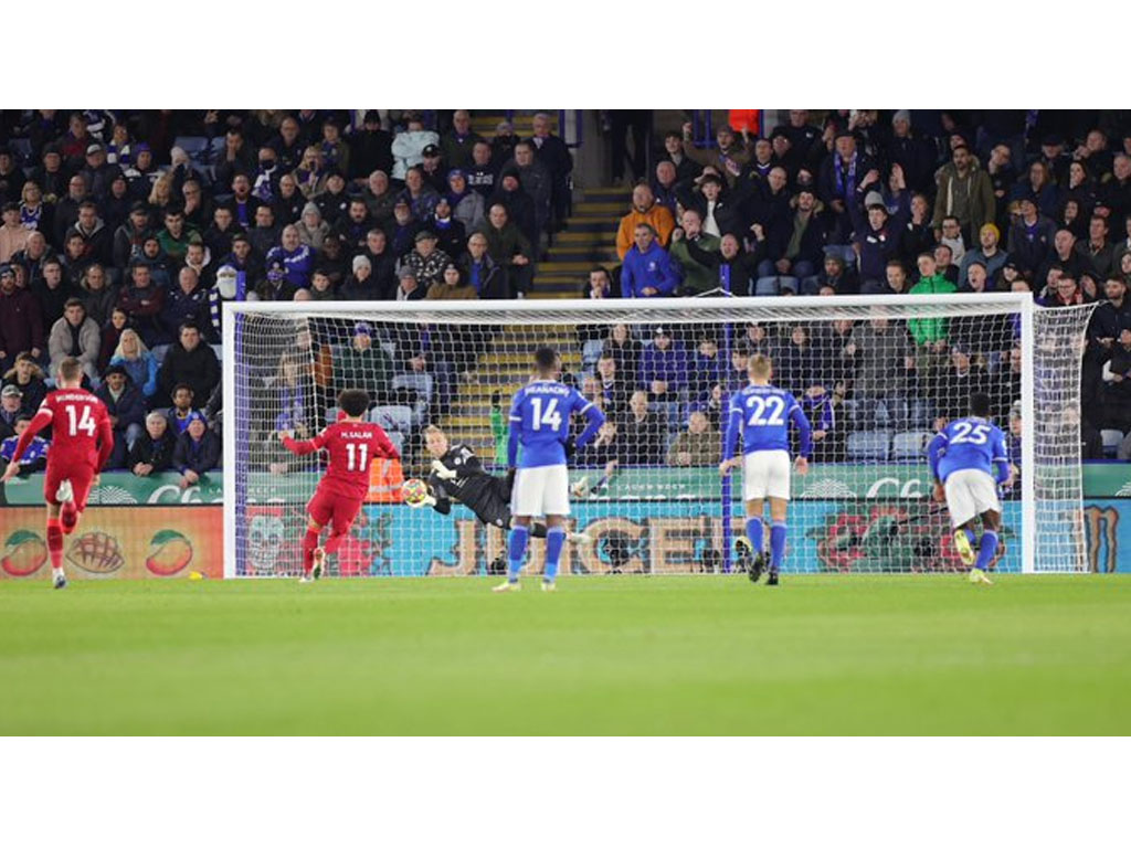 pinalti salah ditahan kiper leicester