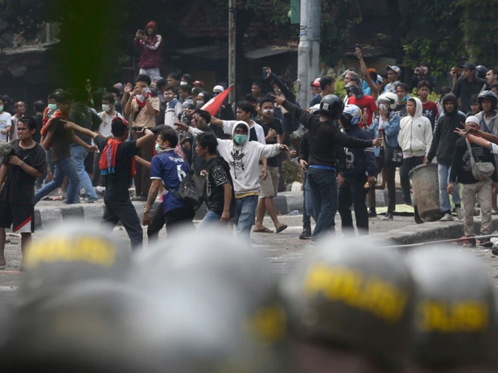 pendemo bentrok dengan polisi di jakarta