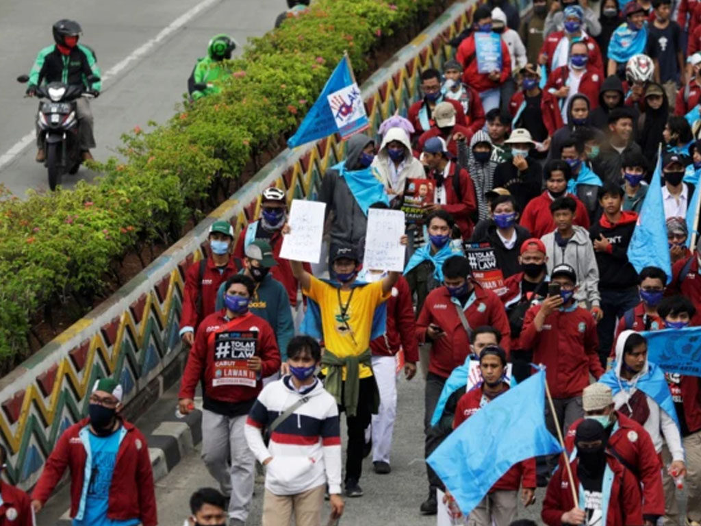 anggota serikat buruh demo