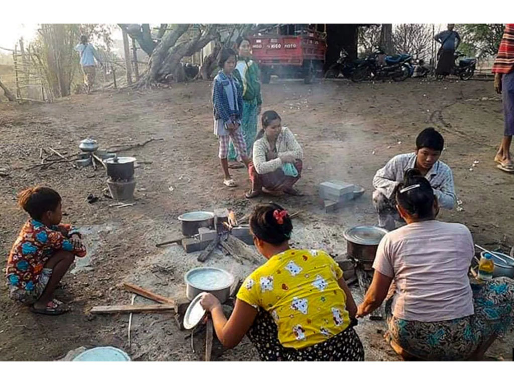 warga myanmar siapkan makanan