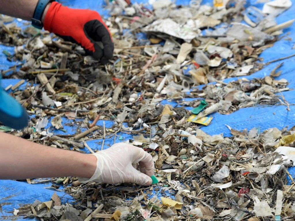 relawan pilih sampah plastik