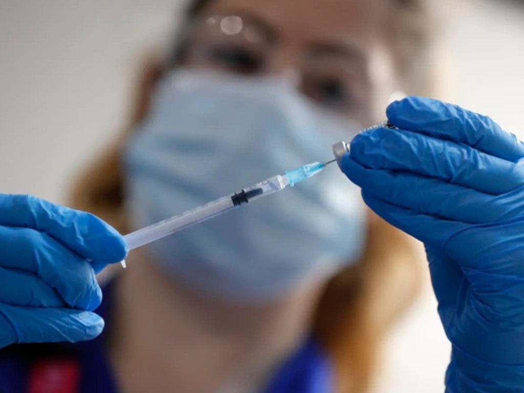 perawat siapkan vaksin covid di london