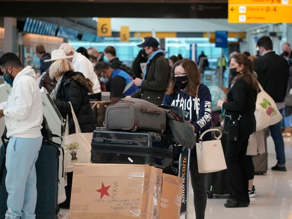 calon penumpang di bandara denver