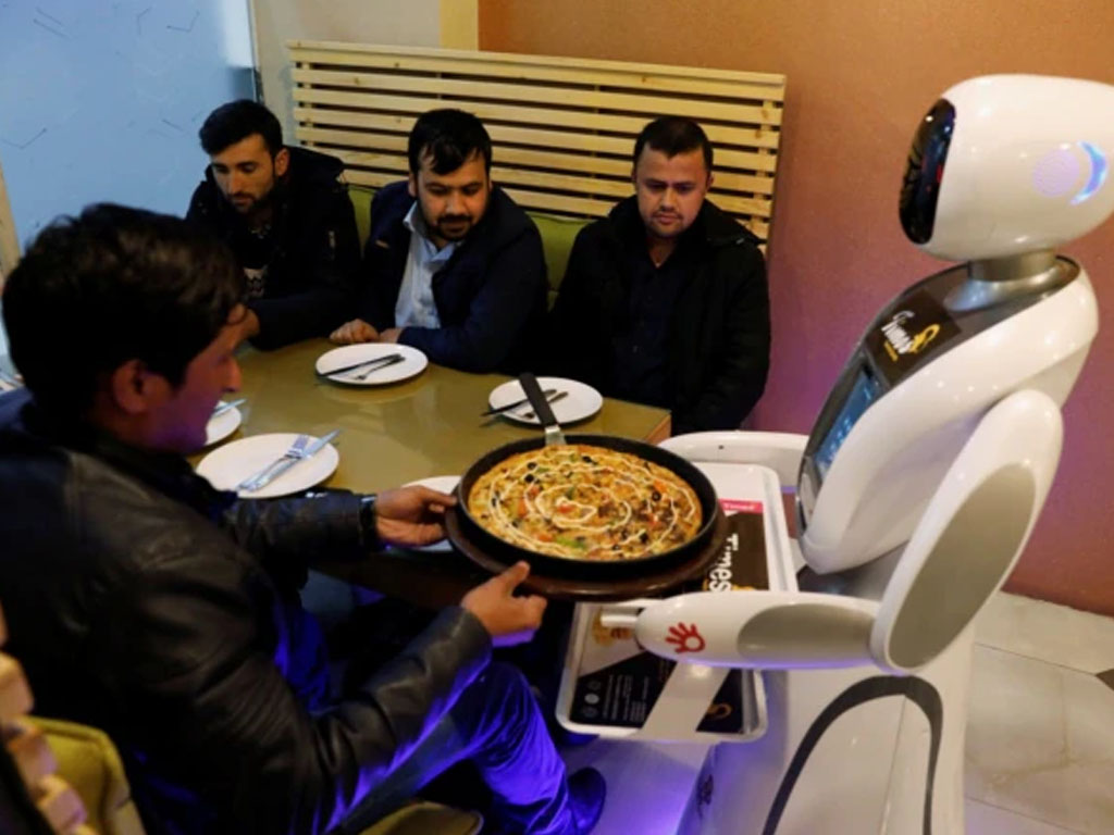 robot pelayan restoran di afghanistan