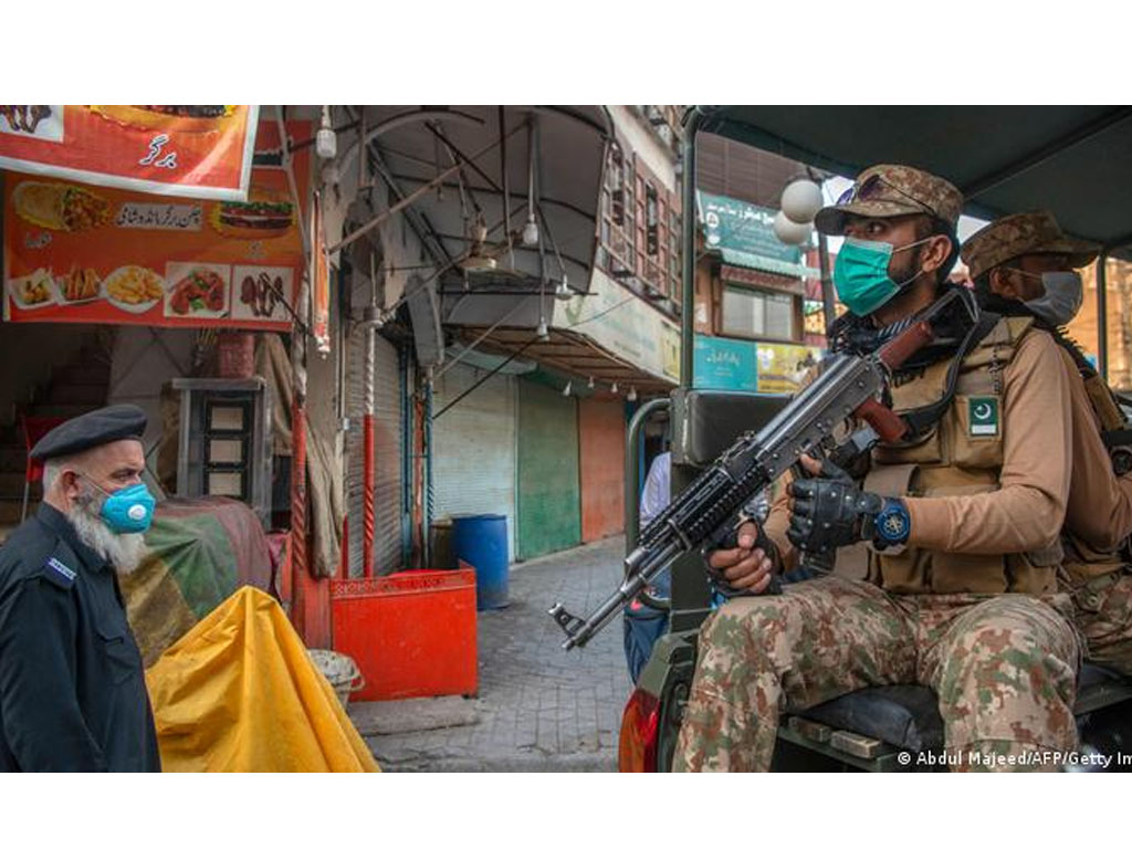 Patroli militer Pakistan di Peshawar