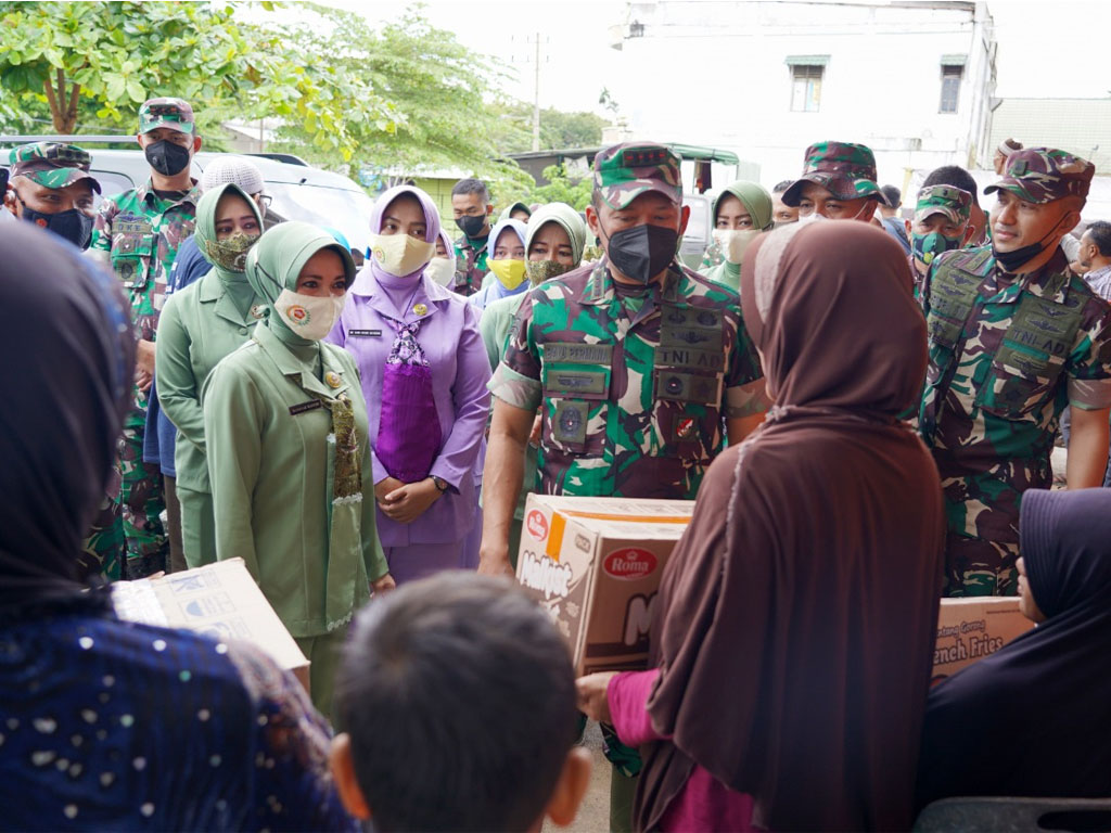 ketua persit serahkan sembako