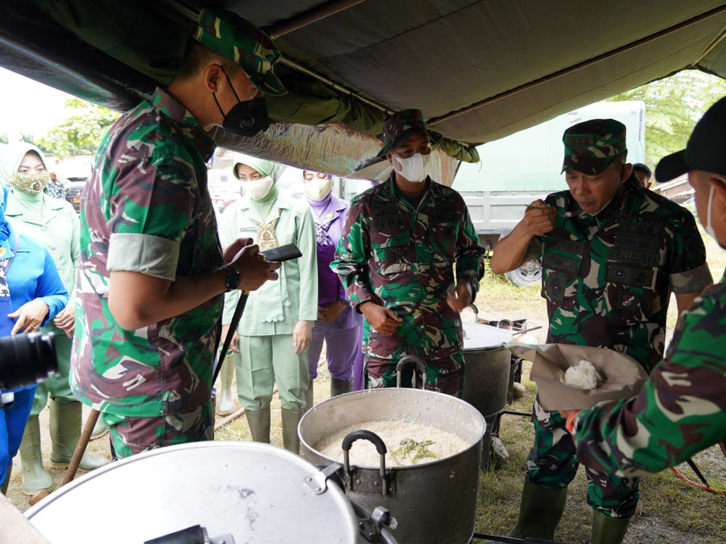 danrem cicipi masakah prajurit