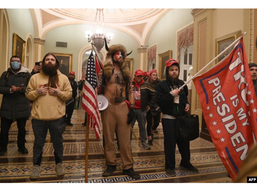 pendukung trump masuk ke gedung kongres