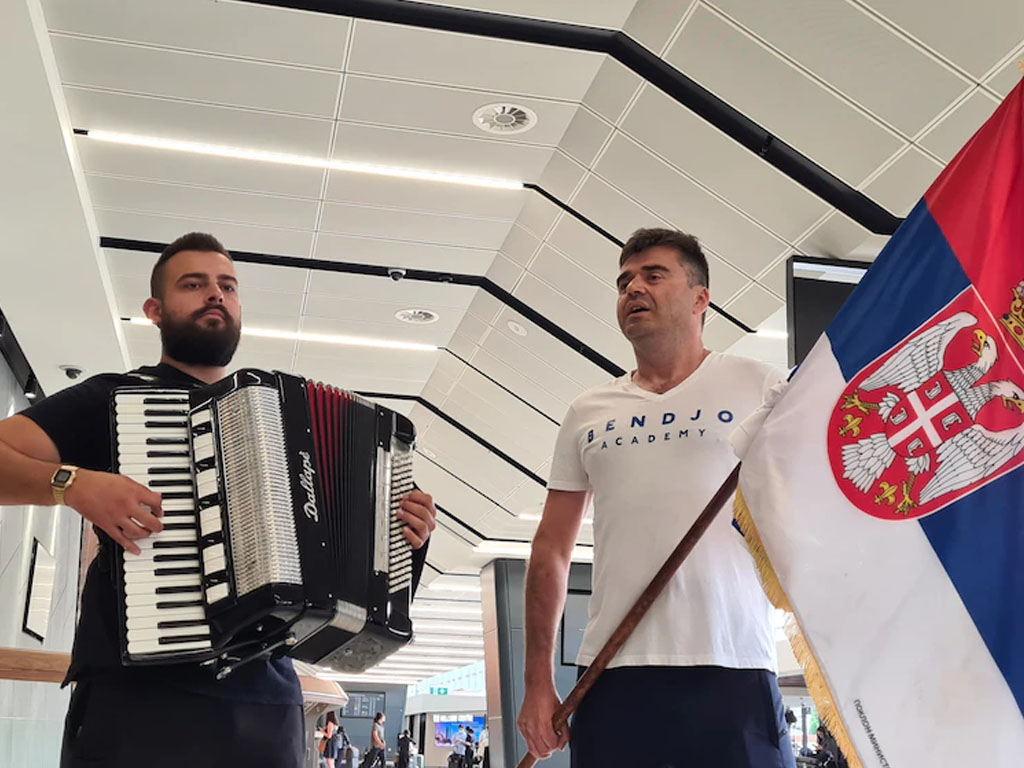fans cjokovic di bandara melbourne