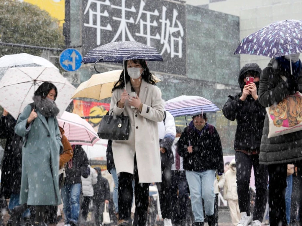 pejalan kaki pakai masker di jepang