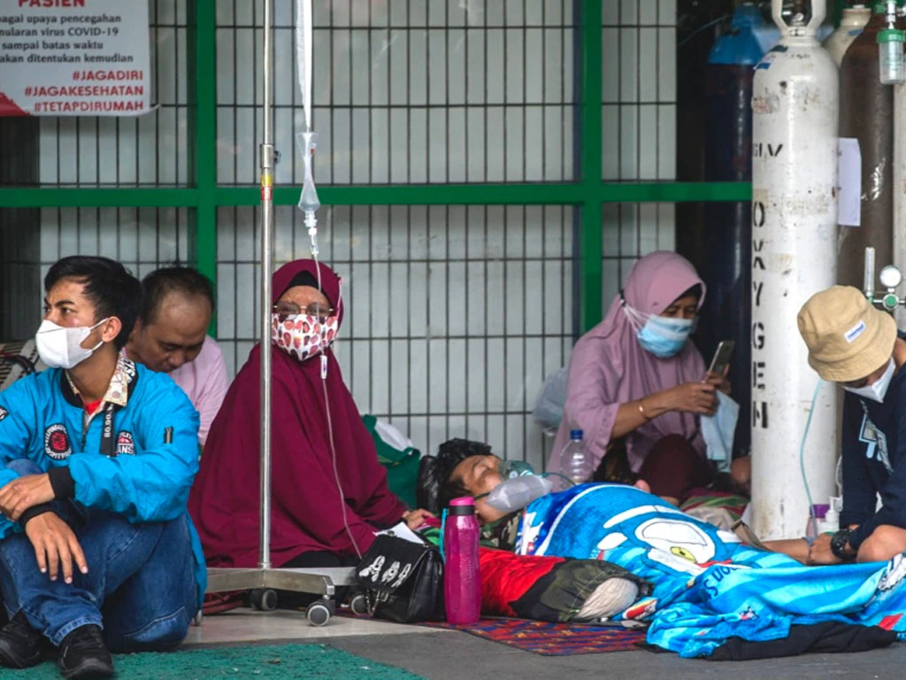 warga tunggu masuk perawatan covid di surabaya