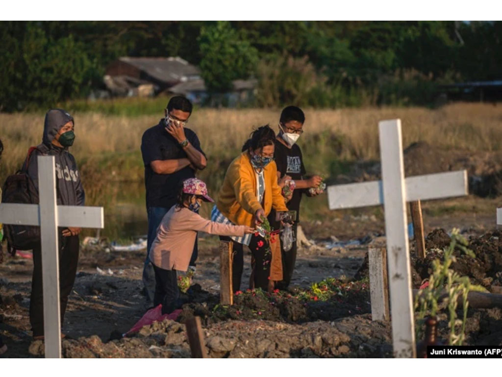 warga surabaya kunjungi makan covid