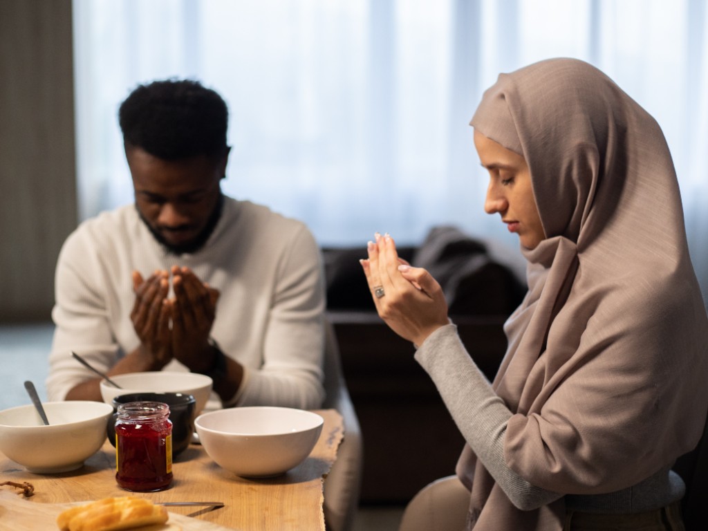 Membaca Doa Sebelum Menyantap Makanan