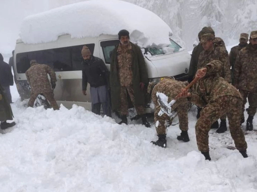 tentara pakistan bersihkan salju