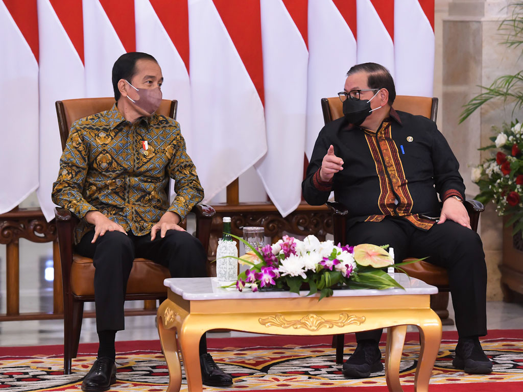 jokowi dan seskab di hut pdip