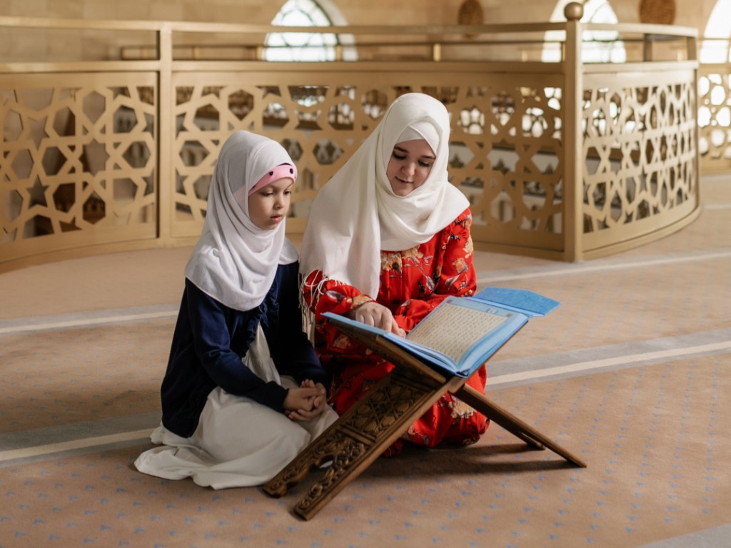 Ilustrasi dua orang sedang membaca Al-Qur’an