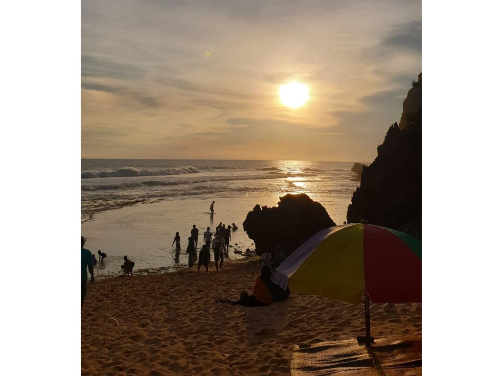 wisatawan lokal yogyakarta lihat sunset