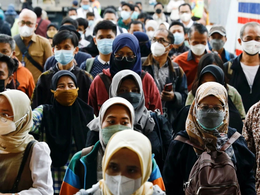 warga pakai masker di Jakarta