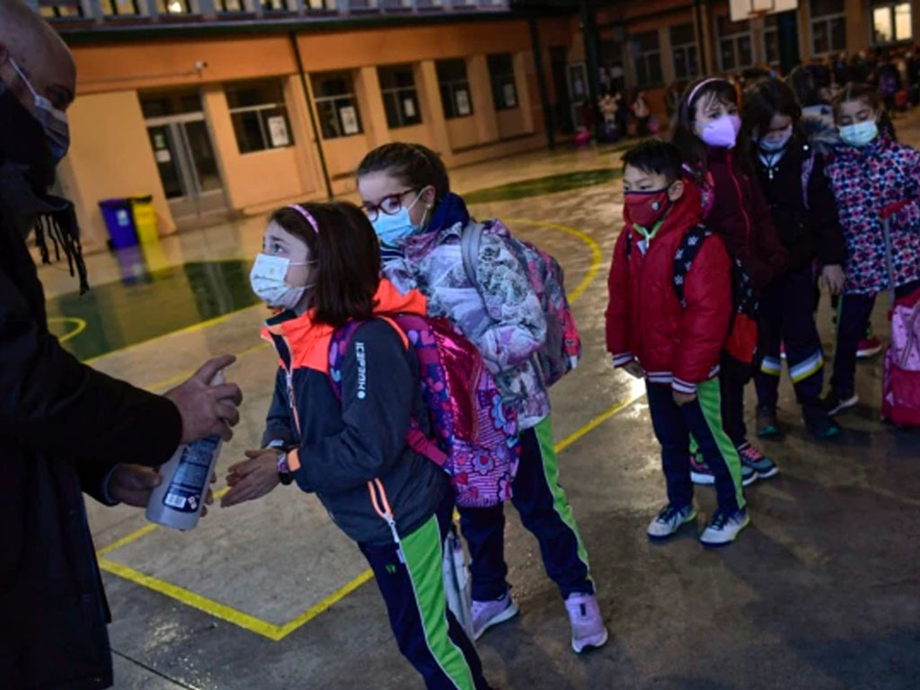 siswa pakai masker di spanyol
