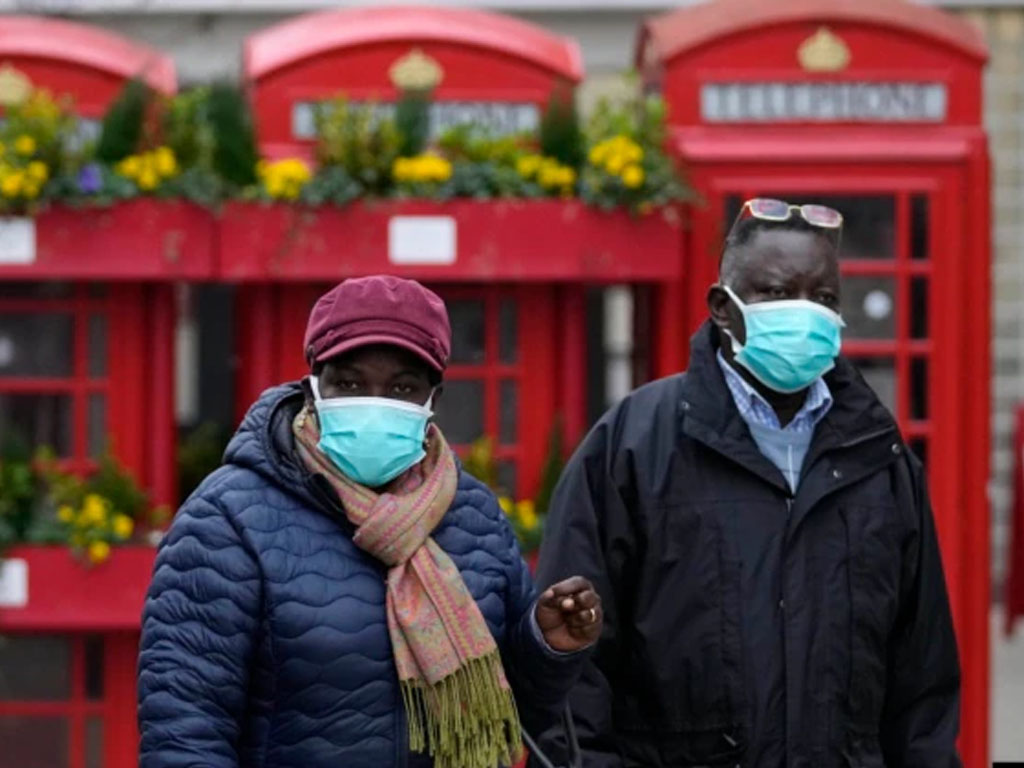 warga pakai masker di london