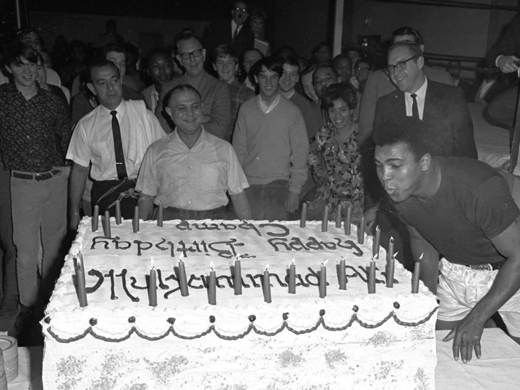 Muhammad Ali meniup lilin ultah 25