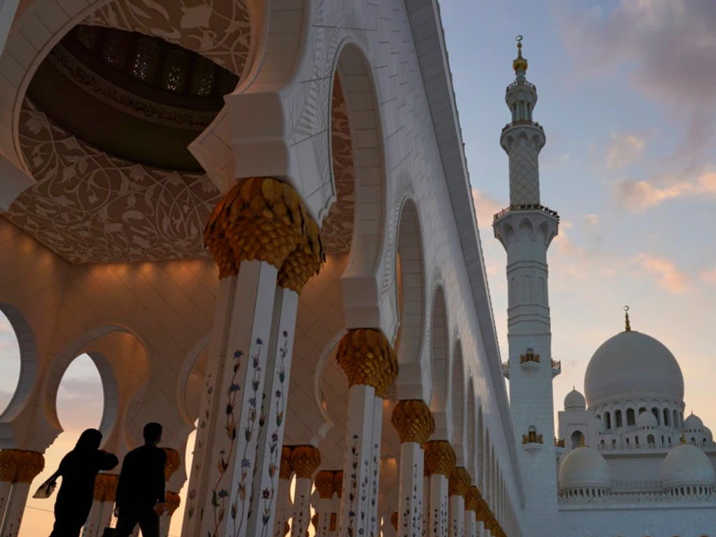 turis di masjid abu dhabi