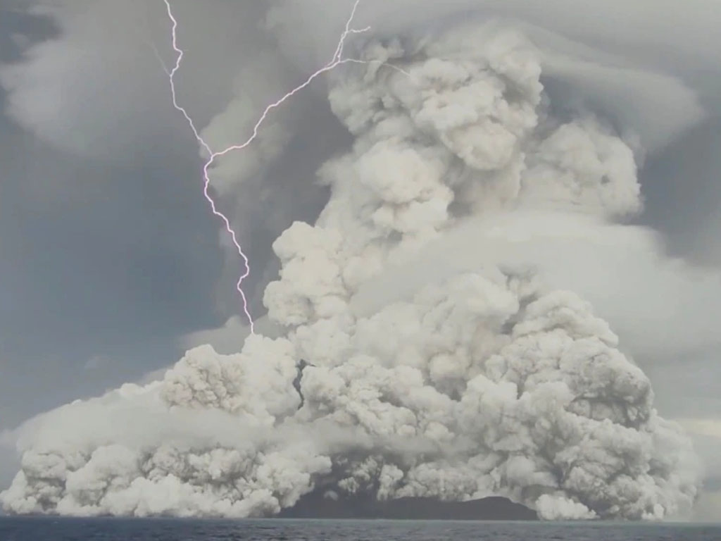 erupsi gunung berapi tonga