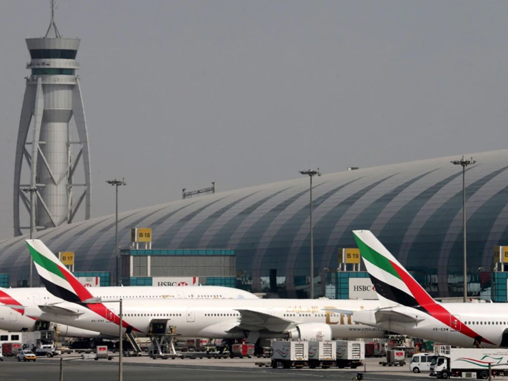 pesawat emirates di dubai