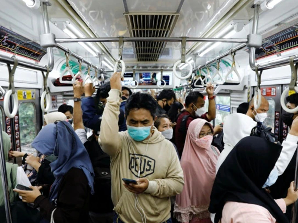 penumpang krl pakai masker