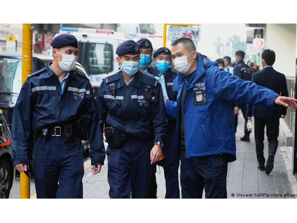 polisi geledah dan tutup kantor media hong kong