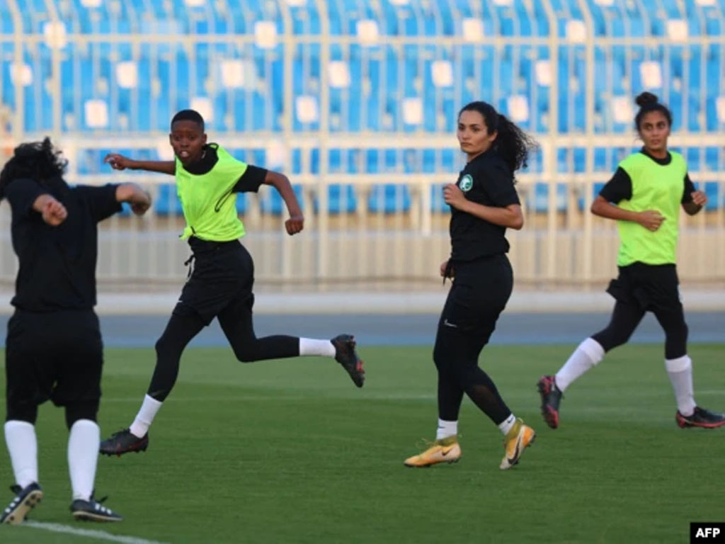 latihan pemain sepak bola putri arab saudi