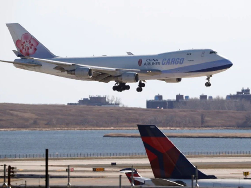 pesawat cargo china mendarat di bandara jfk