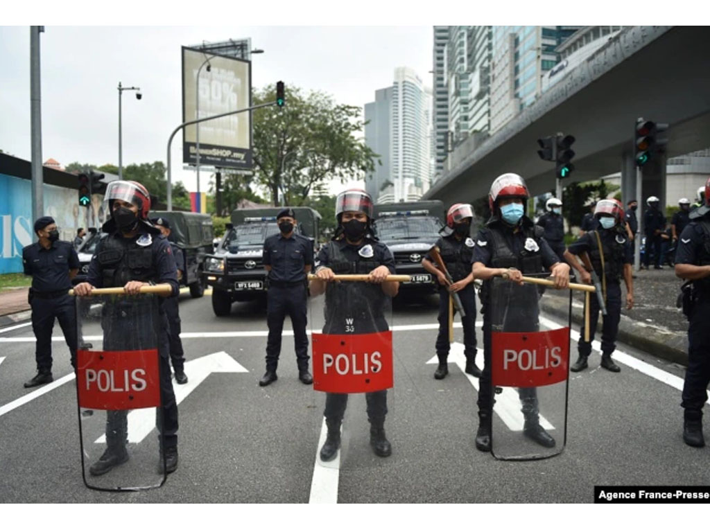 polisi malaysia hadang peserta demo