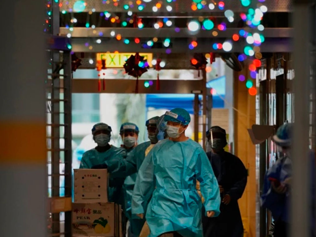 petugas keamanan pakai apd di hong kong