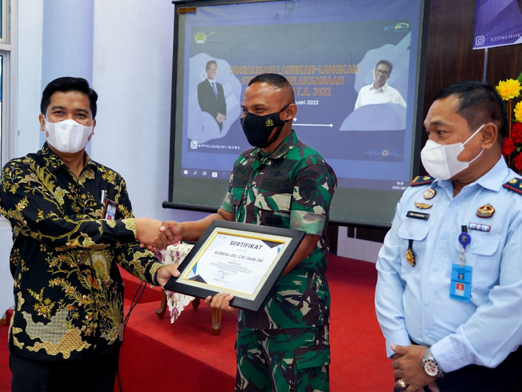 kepala KPPN Lhokseumawe serahkan sertifikat