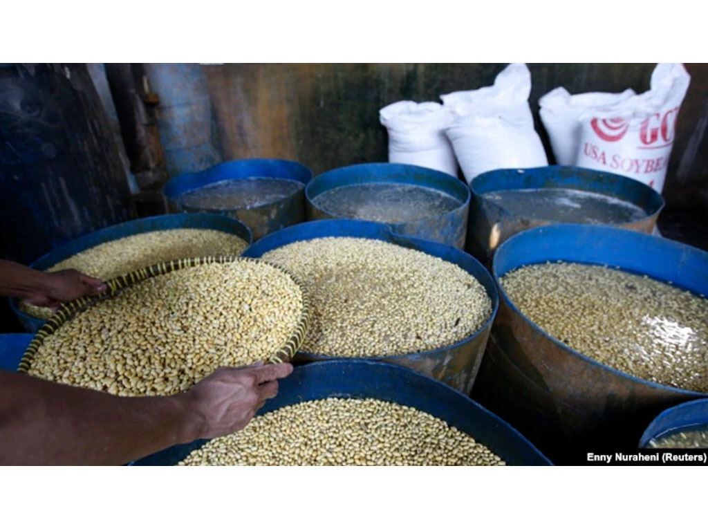 pekerja di pabrik tempe di jakarta