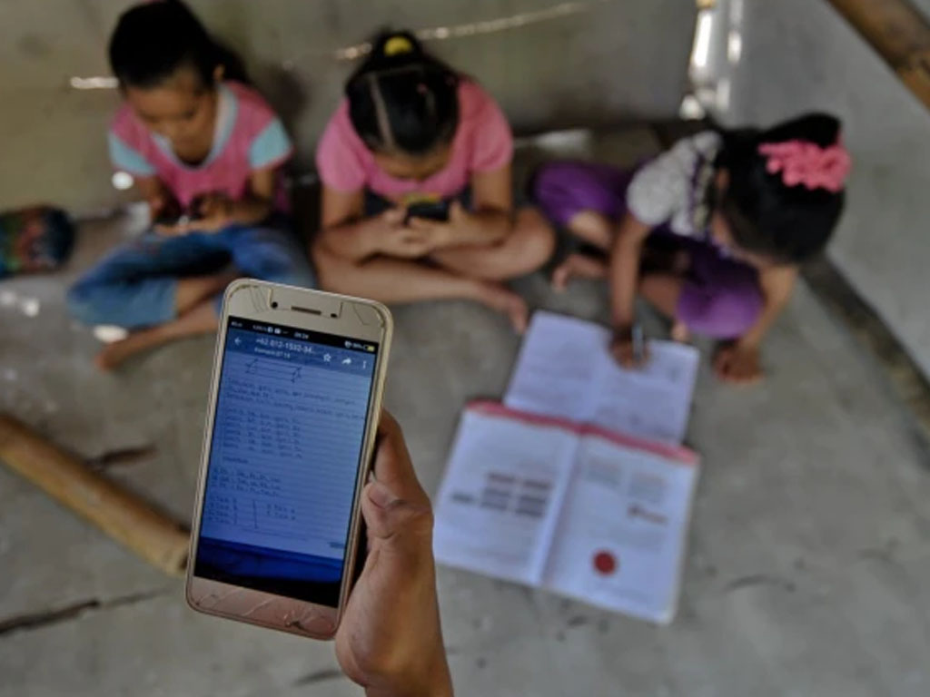 Murid-murid SD di Desa Bukit Temulawak Yogyakarta belajar daring