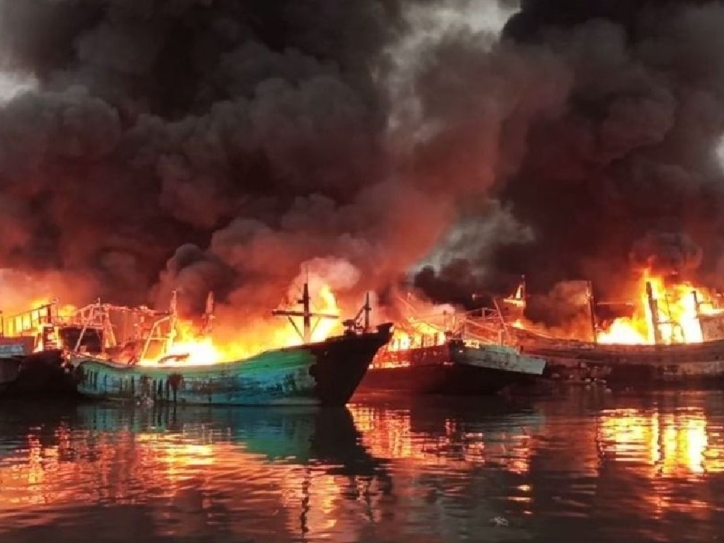 Kebakaran kapal nelayan